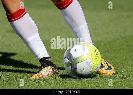 Nuova palla Ligue 1 illustrazione durante il campionato francese L1 partita di calcio tra SCO Angers e Bordeaux il 6 agosto 2017 allo stadio Raymond-Kopa, Francia - FOTO Stéphane Allaman / DPPI Foto Stock