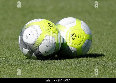 Palline illustrazione della nuova palla di Ligue 1 durante il campionato francese L1 partita di calcio tra SCO Angers e Bordeaux il 6 agosto 2017 allo stadio Raymond-Kopa, Francia - FOTO Stéphane Allaman / DPPI Foto Stock