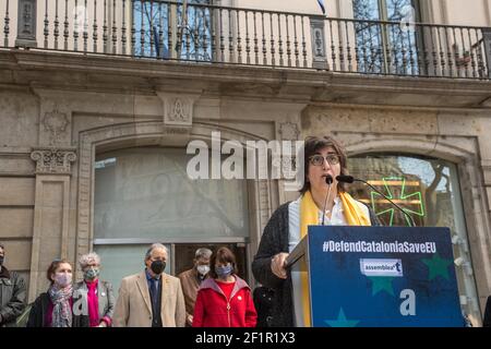 Bàrbara Roviró, membro dell'Assemblea nazionale catalana, interviene durante la conferenza stampa.l'Assemblea nazionale catalana (Assemblea Nacional Catalana), organizzazione che cerca l'indipendenza politica della Catalogna dalla Spagna, ha indetto una conferenza stampa presso la sede della Commissione e del Parlamento europeo a Barcellona, In occasione dei risultati della votazione sulla richiesta del Parlamento europeo che ha approvato martedì il ritiro dell'immunità parlamentare dell'ex presidente della Catalogna Carles Puigdemon e degli ex consiglieri toni Comín e Clar Foto Stock