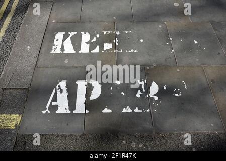 Shepherds Bush, Londra, Regno Unito. 9 marzo 2021. Vita in blocco. Le lettere dello stencil che si allontanano dal social. Credit: Matthew Chpicle/Alamy Live News Foto Stock