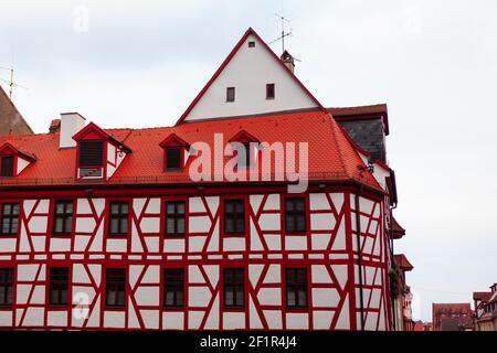 Casa a graticcio in Norimberga Germania . Casa nel corso dei secoli . Tetto in tegole con soffici Foto Stock