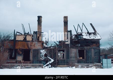 Bruciato casa in legno. Casa dopo l'incendio. Bruciò Mattone casa con tetto bruciato vista interna Foto Stock