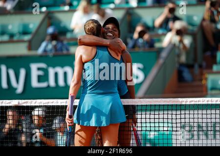 Sloane STEPHENS (USA) e Madison KEYS (USA) armi dopo la partita durante il Roland Garros French Tennis Open 2018, giorno 12, il 7 giugno 2018, al Roland Garros Stadium di Parigi, Francia - Foto Stephane Allaman / DPPI Foto Stock