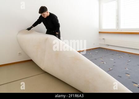 Il detergente professionale di un'azienda di gestione delle strutture rimuove i dati più vecchi moquette in una camera da letto Foto Stock