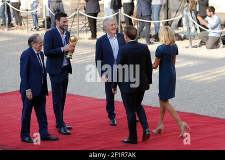 Noel le graet, Hugo Lloris, Didier Descahmps, Emmanuel Macron, Brigitte Macron durante l'accoglienza della squadra francese all'Elysée dopo aver vinto la Coppa del mondo FIFA Russia 2018 il 16 luglio 2018 a Parigi, Francia - Foto Stephane Allaman / DPPI Foto Stock