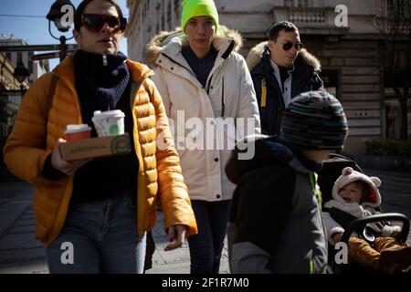 Serbia, 7 marzo 2021: Un gruppo di persone che camminano lungo la via Knez Mihailova a Belgrado Foto Stock