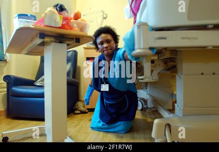 PULIZIA AISHIA CONTEH PRESSO L'OSPEDALE ST MARYS DI PADDINGTON .TOM PILSTON Foto Stock