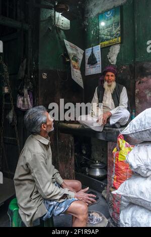 Kolkata, India - 2021 febbraio: Due venditori di carbone in attesa di clienti a Kolkata il 1 febbraio 2021 nel Bengala Occidentale, India. Foto Stock