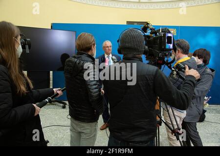 Der Bay. Innenminister Joachim Herrmann (CSU) (IM BILD) und der Bay. Polizeipräsident Wilhelm Schmidbauer haben am 8.3.2021 in München die Polizeiliche Kriminalstatistik Bayerns für 2020 vorgestellt. - il Ministro bavarese dell'interiour Joachim Herrmann (CSU) (NELLA FOTO) e il Presidente della polizia bavarese Wilhelm Schmidbauer hanno presentato le statistiche sui criminali bavaresi 2020 l'8 marzo 2021 a Monaco di Baviera, Germania. (Foto di Alexander Pohl/Sipa USA) Credit: Sipa USA/Alamy Live News Foto Stock