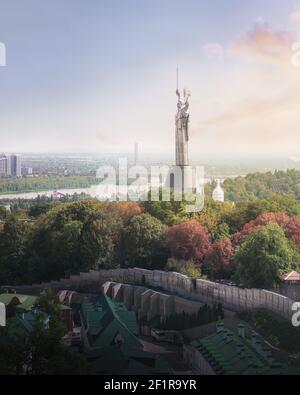 Vista aerea della città di Kyiv e del fiume Dnieper con il monumento alla Motherland al tramonto - Kiev, Ucraina Foto Stock