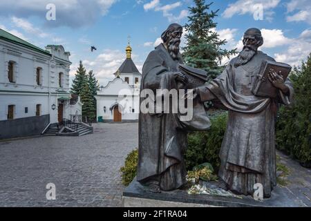 Monumento a San Cirillo e Metodio al complesso monastico di Pechersk Lavra - Kiev, Ucraina Foto Stock