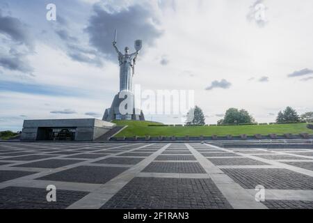 Il Monumento della Patria al Museo Nazionale di Storia dell'Ucraina nel complesso Memoriale della seconda Guerra Mondiale - Kiev, Ucraina Foto Stock