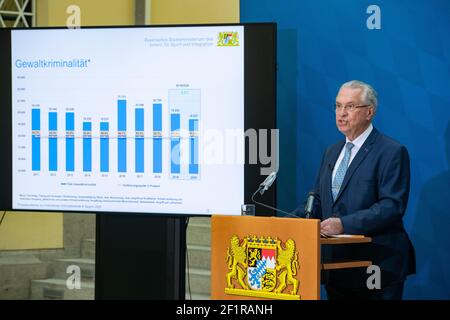 Der Bay. Innenminister Joachim Herrmann (CSU) (IM BILD) und der Bay. Polizeipräsident Wilhelm Schmidbauer haben am 8.3.2021 in München die Polizeiliche Kriminalstatistik Bayerns für 2020 vorgestellt. - il Ministro bavarese dell'interiour Joachim Herrmann (CSU) (NELLA FOTO) e il Presidente della polizia bavarese Wilhelm Schmidbauer hanno presentato le statistiche sui criminali bavaresi 2020 l'8 marzo 2021 a Monaco di Baviera, Germania. (Foto di Alexander Pohl/Sipa USA) Credit: Sipa USA/Alamy Live News Foto Stock