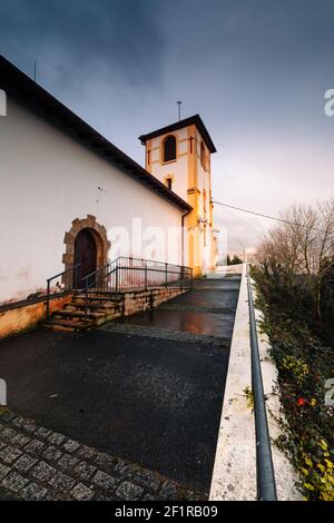 ermitage di San Martzial in cima alla montagna con la vista di Bidasoa-Txingudi; Paesi Baschi. Foto Stock