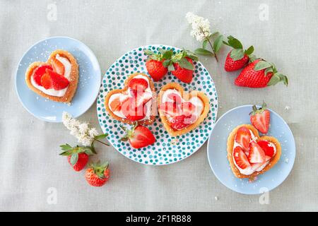 Piccole torte con fragole Foto Stock