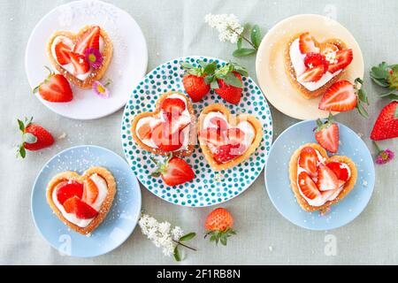 Piccole torte con fragole Foto Stock