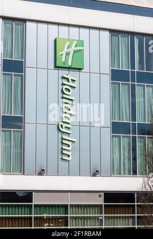 L'hotel Holiday Inn all'Aeroporto Southend di Londra, Essex, Regno Unito, e' chiuso durante la pandemia COVID 19. Marchio e logo per le festività. Alloggio per le vacanze Foto Stock