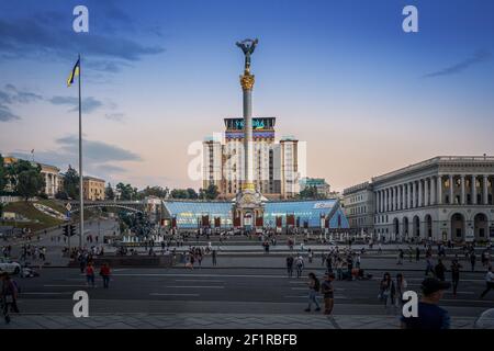 Piazza dell'Indipendenza e colonna Monumento dell'Indipendenza al Tramonto - Kiev, Ucraina Foto Stock