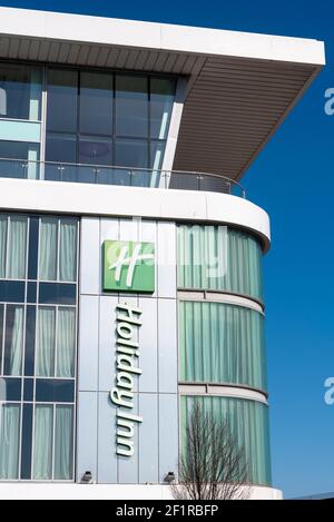 L'hotel Holiday Inn all'Aeroporto Southend di Londra, Essex, Regno Unito, e' chiuso durante la pandemia COVID 19. Marchio e logo per le festività. Alloggio per le vacanze Foto Stock