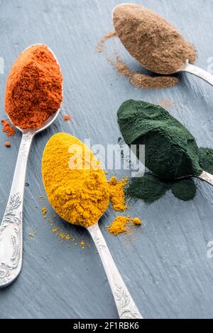 Super polveri in cucchiai - matcha turmeric cacao spirulina Foto Stock