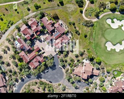 Grande villa di lusso con piscina situata accanto al campo da golf in una comunità privata Foto Stock