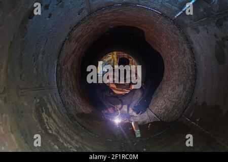 Dhaka, Dhaka, Bangladesh. 9 marzo 2021. Un lavoratore salda parti su strutture in acciaio in un'officina a Dhaka, Bangladesh, il 9 marzo 2021. Credit: Zabed Hasnain Chowdhury/ZUMA Wire/Alamy Live News Foto Stock