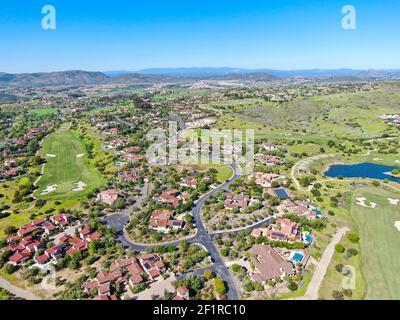 Grande villa di lusso con piscina situata accanto al campo da golf in una comunità privata Foto Stock