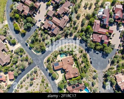 Vista aerea della grande villa di lusso con piscina situata accanto il campo da golf in una comunità privata Foto Stock