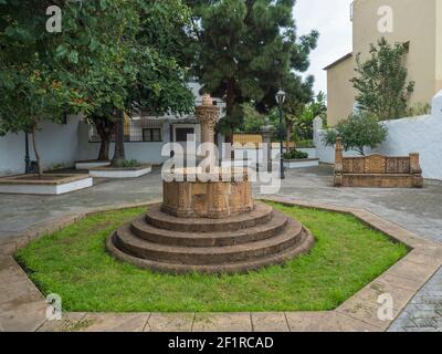 Teror, Gran Canaria, Isole Canarie, Spagna 21 dicembre 2020: Vista della fontana nel cortile giardino nel centro della città storica Teror, tradizionale Foto Stock