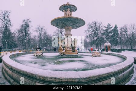 Fontana ghiacciata coperta di neve durante la Blizzard Filomena a Retiro, Madrid, Spagna Foto Stock