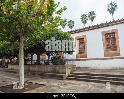 Teror, Gran Canaria, Isole Canarie, Spagna 21 dicembre 2020: Vista del piccolo cortile giardino nel centro della città storica Teror, spagnolo tradizionale Foto Stock