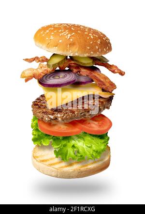 Hamburger volanti su sfondo bianco Foto Stock