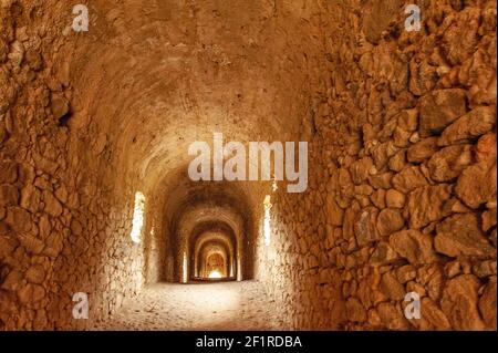 L'acquedotto romano di Ansignan, un piccolo villaggio nel cuore della Fenouillèdes Foto Stock