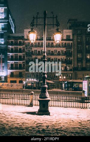 Madrid Street City illumina contro le nevicate più pesanti di decenni, Spagna Foto Stock