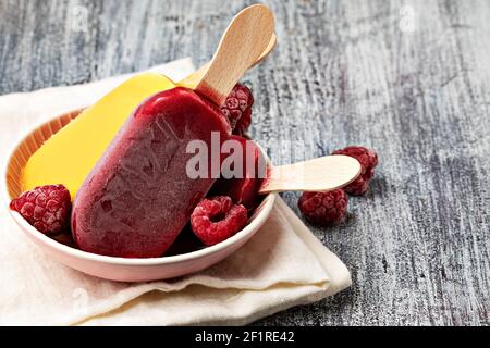 Gelato ai funghi di frutta su un piatto. Foto Stock