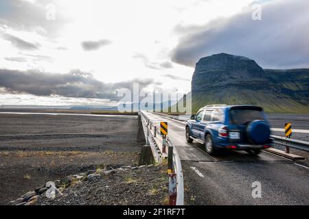 Guida in auto su Skeiðarársandur sul ponte più lungo dell'Islanda Foto Stock