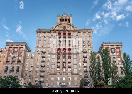 Edificio di architettura in stile stalinista in via Khreshchatyk - Kiev, Ucraina - Kiev, Ucraina Foto Stock