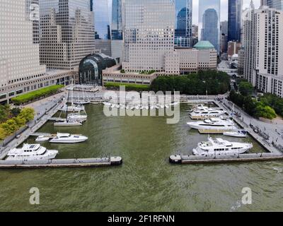 Vista aerea delle barche ormeggiate al porticciolo di North Cove, fiume Hudson, New York Foto Stock