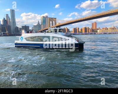 Waterway Boat a Lower Manhattan, vicino al ponte di Brooklyn, New York. Foto Stock