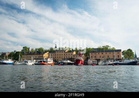 Navi ormeggiate a fianco di Östra Brobänken, Skeppsholmen, Stoccolma, Svezia. Foto Stock