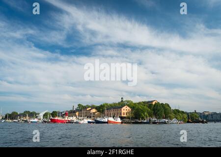 Navi ormeggiate a fianco di Östra Brobänken, Skeppsholmen, Stoccolma, Svezia. Foto Stock