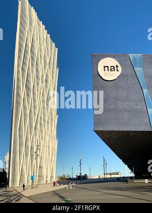 Il Museo di Scienze naturali di Barcellona con Diagonal 00 Torre telefonica, architettura moderna Foto Stock