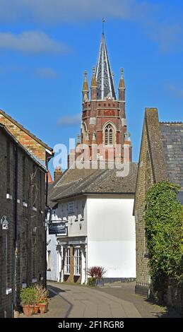 Chiesa a piedi St Neots con la torre della Chiesa unita riforma. Foto Stock