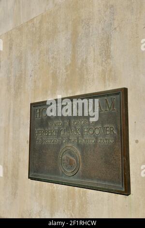 Placca di bronzo della diga di Hoover in onore di Herbert Clark Hoover, Arizona, Nevada, USA Foto Stock