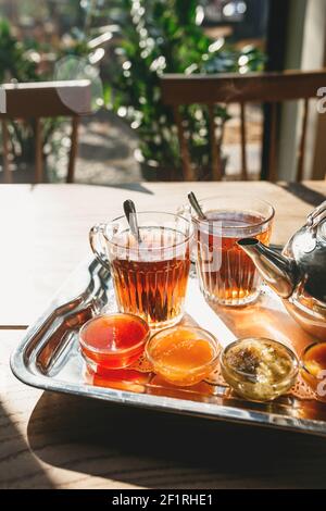 Tè e marmellata su un tavolo di legno. Foto Stock