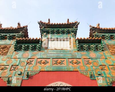 Porta all'interno del tempio buddista Putuo Zongcheng, uno degli otto templi esterni di Chengde, Cina Foto Stock