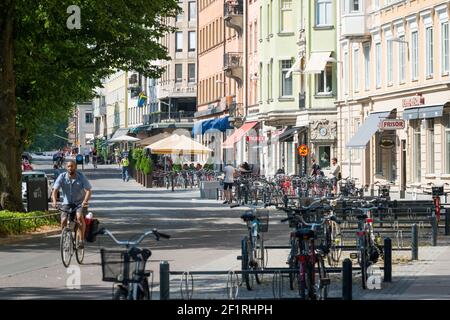 Negozi e portabiciclette su Ostra Agatan, Uppsala, Svezia. Foto Stock