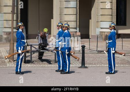 Cambio della Guardia, accompagnato dalla Royal Swedish Navy Band, Kungliga Slottet, Gamla Stan, Stoccolma, Svezia. Foto Stock