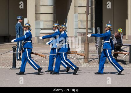 Cambio della Guardia, accompagnato dalla Royal Swedish Navy Band, Kungliga Slottet, Gamla Stan, Stoccolma, Svezia. Foto Stock