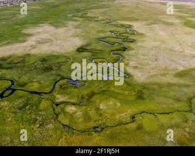 Vista aerea di terra verde e fiume curva piccola in Aspen Springs Foto Stock